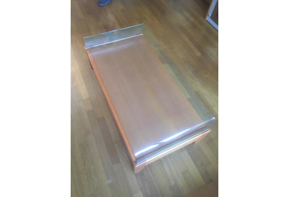 Houten salontafel met gebogen glasplaat. - 05CA7688-7203-4400-9E77-CF64C70D3336