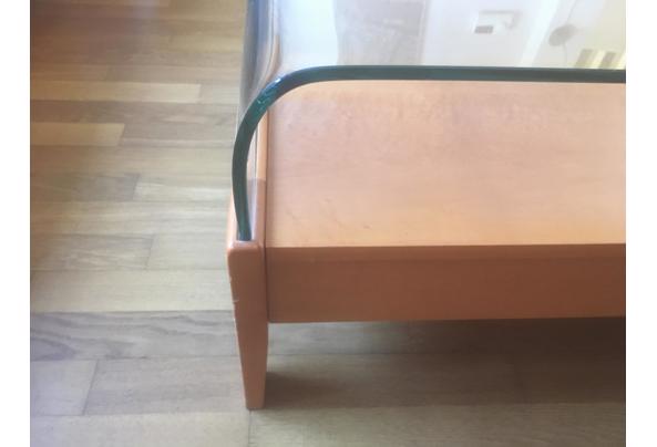 Houten salontafel met gebogen glasplaat. - 711702F4-9FB7-4035-8B28-10B5D0C088C6