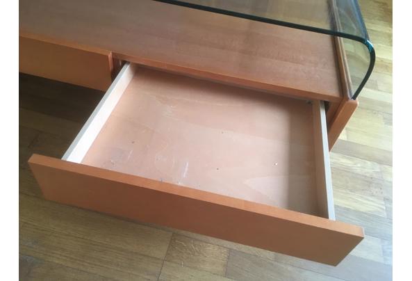 Houten salontafel met gebogen glasplaat. - A02D16E6-178F-46E4-8B9F-EF5B2D29D6B9