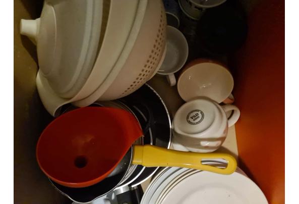 Diverse keukenspullen, zoals borden, een pan en kookgerij - WhatsApp-Image-2021-04-11-at-21-47-04-(5)