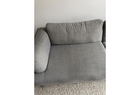 Grijze bank van het merk Woood - IMG_4560