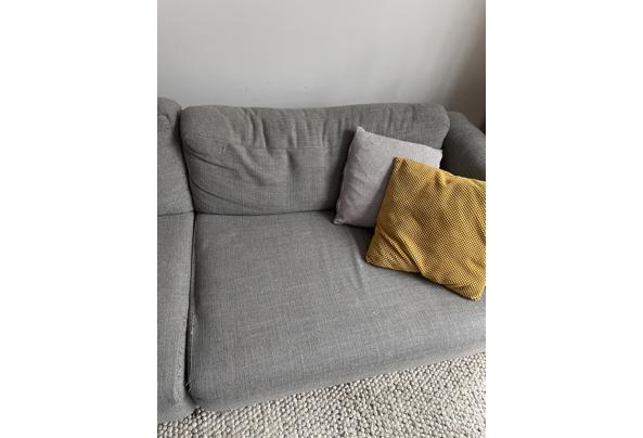 Grijze bank van het merk Woood - IMG_4561