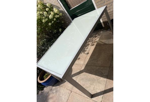 Leuke tuintafel met glasplaat - image