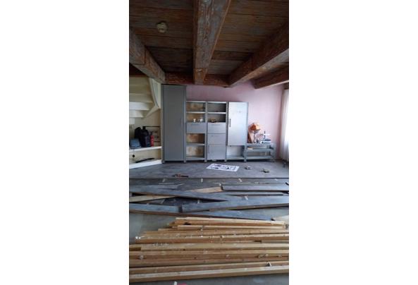 HOUTEN PLANKEN VLOER OP TE HALEN. TE GELDERSEKADE AMSTERDAM. in