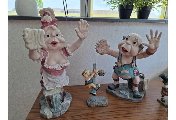 Een set Laven, 2 grote (ca. 45cm) ramenzemende man en vrouw en twee kleintjes, waarvan 1 met fotolijst. Op te halen in Vlaardingen Holy-Noord - 20250804_105429
