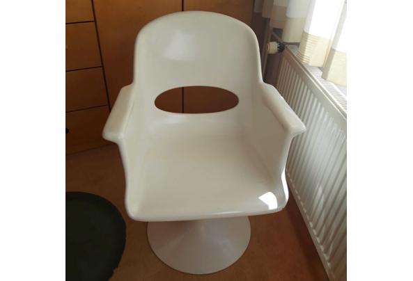 Witte kunstof stoel - IMG-20250629-WA0001