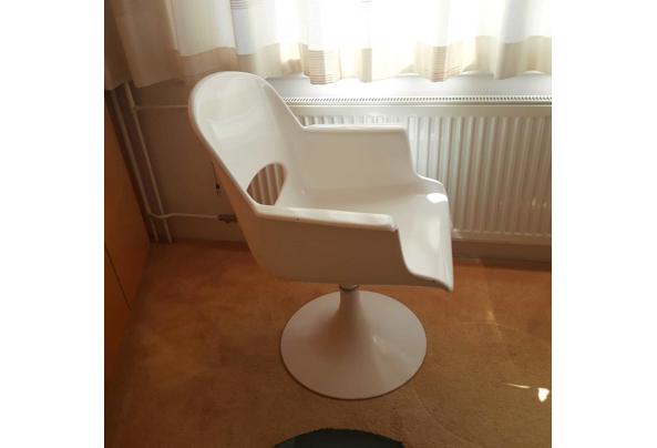 Witte kunstof stoel - IMG-20250629-WA0002