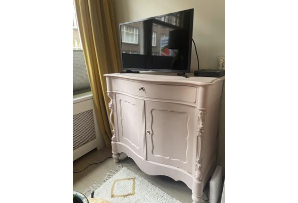 Antiek dressoir in poeder roze  - 2D4FD563-CC81-43F3-9792-1CF6FD881473