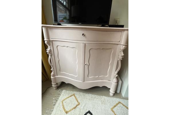 Antiek dressoir in poeder roze  - 9FF83769-C21D-438A-AFF1-3CB78006E30C