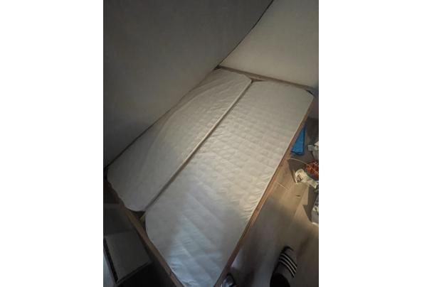 Bed frame 140cm breed - met lattenboden en boxspring - IMG_4386
