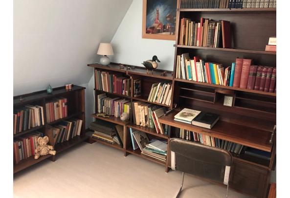 Originele boekenkasten naar een ontwerp van meubelmaker Pander (werkte samen met de Bonneterie). Eind jaren 40 gemaakt. Echt iets voor de liefhebber! “ - kast-foto-2