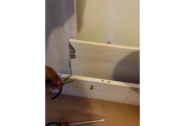 Stapelbed met opbergruimte (LET OP - een aantal planken zijn beschadigd, twee zijn kapot) - Afbeelding-van-WhatsApp-op-2025-12-15-om-14-59-09_c2db51dd