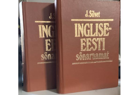 Twee woordenboeken Engels -Est  - IMG_0678