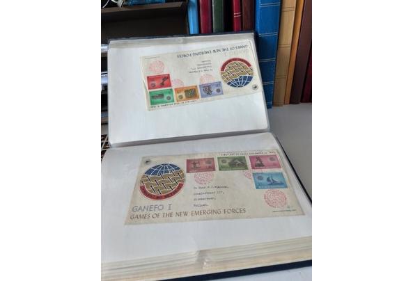 11 albums met 1 ste daguitgiftes van postzegels uit allerlei landen, voornamelijk van allerlei sporten - IMG_3982