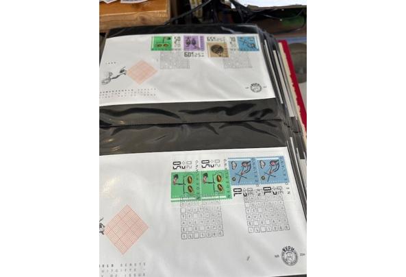 11 albums met 1 ste daguitgiftes van postzegels uit allerlei landen, voornamelijk van allerlei sporten - IMG_3985