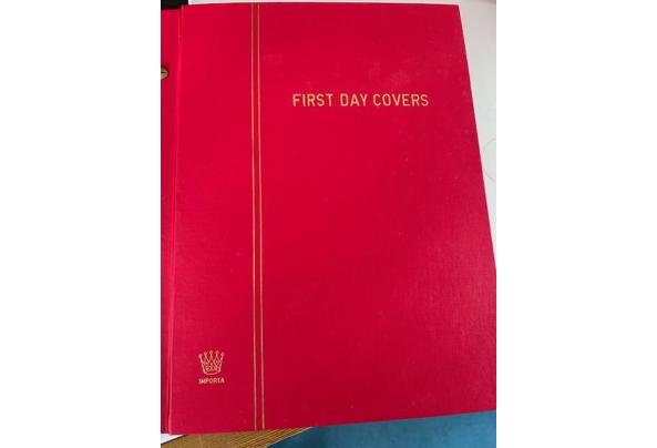 11 albums met 1 ste daguitgiftes van postzegels uit allerlei landen, voornamelijk van allerlei sporten - IMG_3986