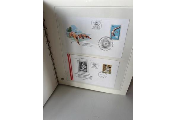 11 albums met 1 ste daguitgiftes van postzegels uit allerlei landen, voornamelijk van allerlei sporten - IMG_3987