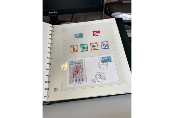 11 albums met 1 ste daguitgiftes van postzegels uit allerlei landen, voornamelijk van allerlei sporten - IMG_3988