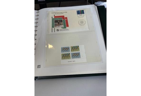 11 albums met 1 ste daguitgiftes van postzegels uit allerlei landen, voornamelijk van allerlei sporten - IMG_3989