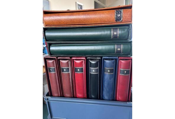 11 albums met 1 ste daguitgiftes van postzegels uit allerlei landen, voornamelijk van allerlei sporten - IMG_3990