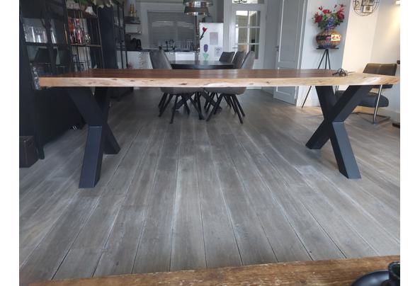 Eettafel met stalen poten - 17850030976919114975358184277405