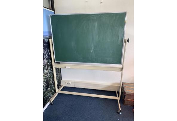 Vintage schoolbord zelfstandig staand. Hoogte 180 cm, breed 150 cm.  - 5DA8DC73-33FE-4A3D-BA90-49DFA1A6CCCA