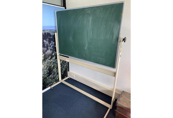 Vintage schoolbord zelfstandig staand. Hoogte 180 cm, breed 150 cm.  - D4334A90-9441-42C2-B1BE-DFEC4CF6EBE6