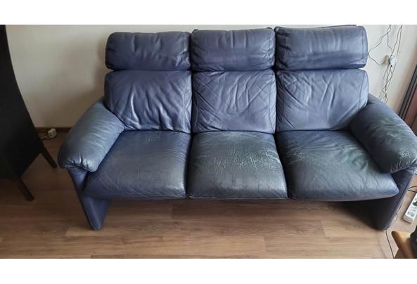 Heerlijke blauwe 3 zitsbank. Lijkt gemaakt om heerlijk liggend op te relaxen - Messenger_creation_AB5D1F69-09FD-40AF-88F5-07CF14E1626F