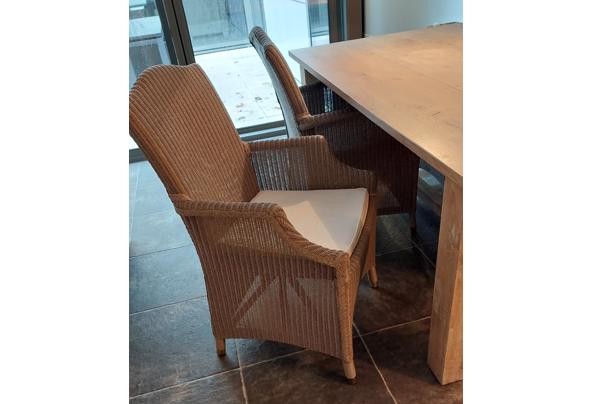 Houten eethoek van dik eiken fineer met 4 rieten stoelen. - 20231108_144759