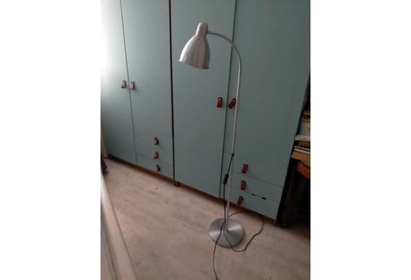 Lamp staand met paar deukjes - 17471215322574948686401578587137