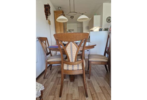 Ronde tafel met 4 stoelen - 20250511_142214