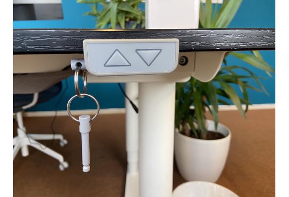 2 Grote elektrisch verstelbare bureaus - IMG_6648