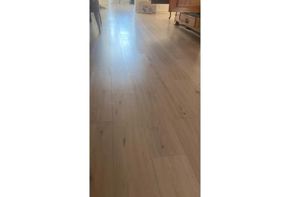 Licht grijze laminaat vloer - CEA2CD6F-D36D-4361-9402-0723AD09B6C3