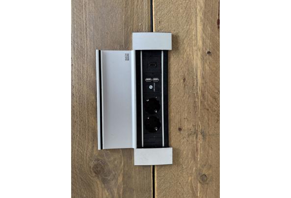 houten tafel met media/elektra doorvoer - IMG_0854