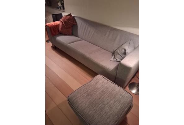 Grijze bank en poef - 1765060233337226566877095981008