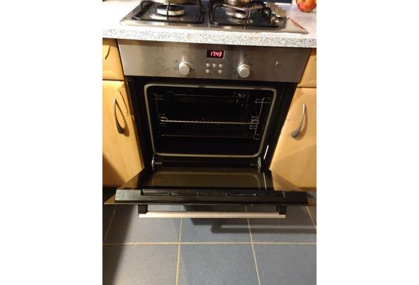 Volledige keuken met koelkast, wasmachine, oven en gasfornuis - IMG-20230130-WA0004
