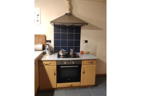 Volledige keuken met koelkast, wasmachine, oven en gasfornuis - IMG-20230130-WA0006