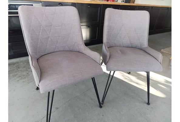 Twee gestoffeerde eetkamerstoelen - 17925040606487022520973477048252