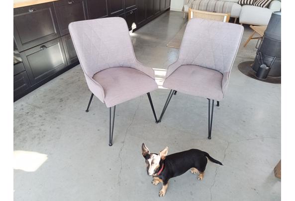 Twee gestoffeerde eetkamerstoelen - 17925043521252411284678287249898
