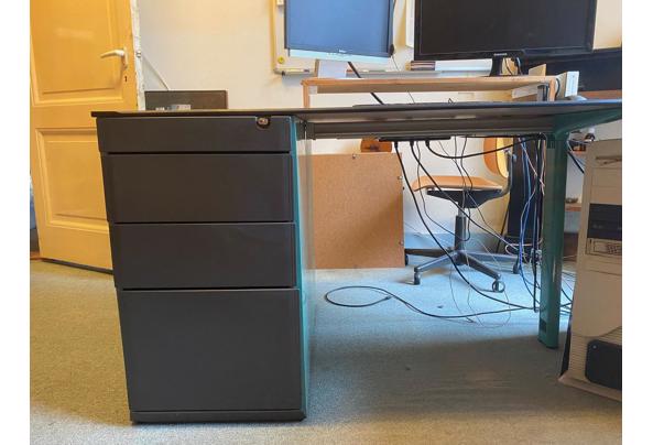 Solide metalen hoek-bureau met ladenkast - IMG-20250115-WA0006