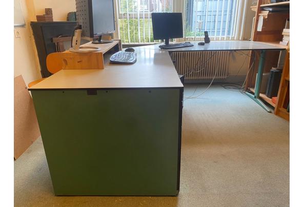 Solide metalen hoek-bureau met ladenkast - IMG-20250115-WA0008