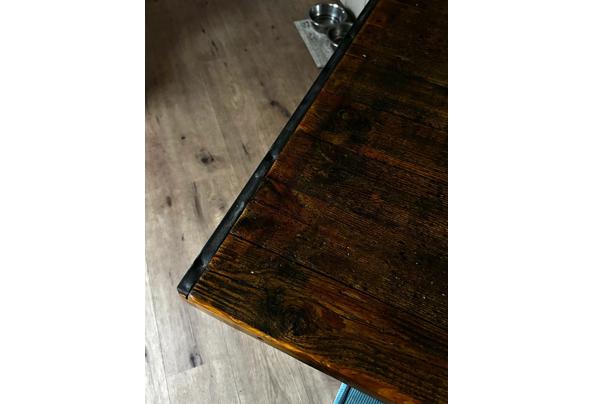 Houten tafel met ijzeren onderstel - e4d82752-bbbe-488e-92c3-34c222b8b5bf