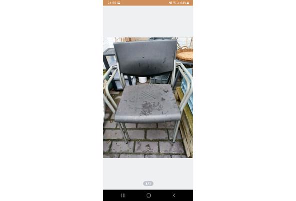2 stoelen - kunststof - Screenshot_20220107-215505_Marktplaats