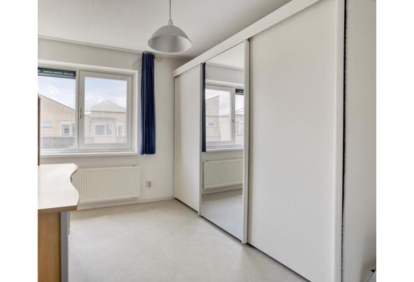 ruime, witte kledingkast met schuifdeuren - kast
