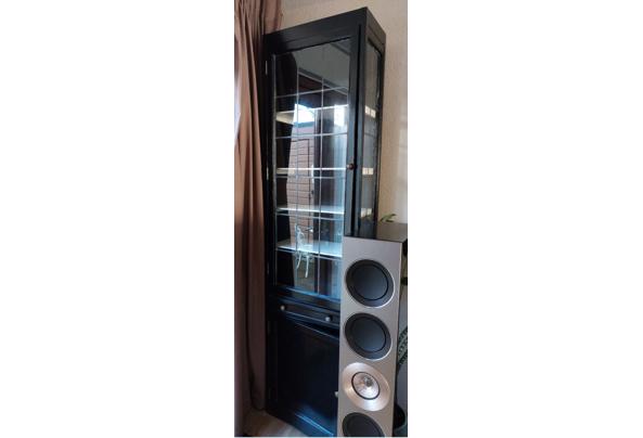 Hoge vitrinekast met glas-in-lood in hoogglans zwart - kast-2