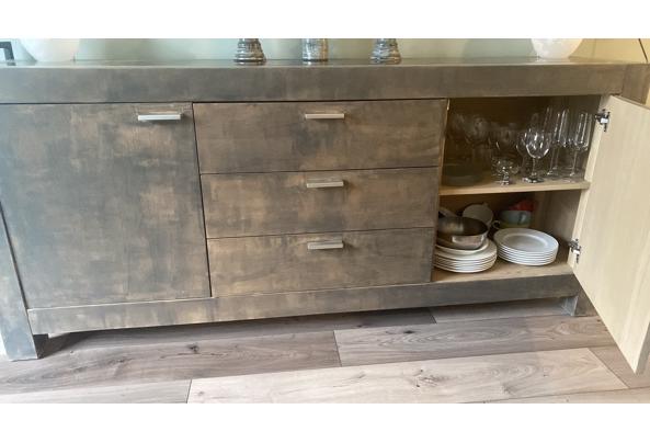 Gratis dressoir met leistenen blad - 92F3DA70-5948-4E5B-B3DB-08F1F429ED13
