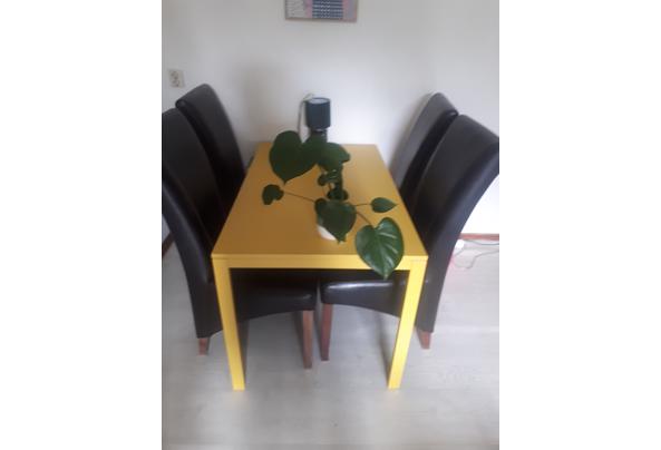 Oker gele tafel en bruine stoelen  - 20210917_135231