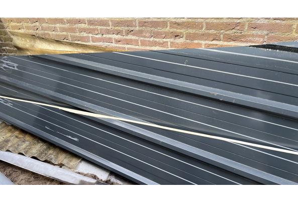 Oud ijzer: wasmachine, sandwich panelen, ijzer en loodflap - E88F62C1-9519-44FE-A506-648CA0731F2F