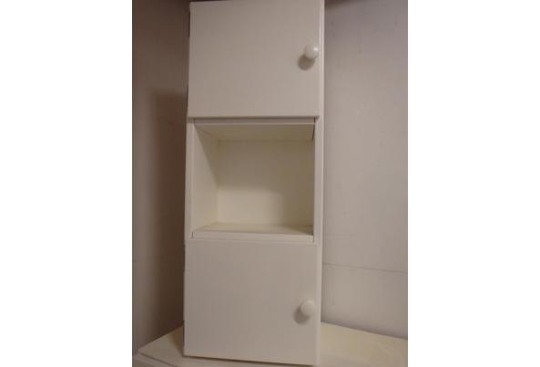 klein kastje, wit, met 1 open vak en 2 deurtjes - P2250066.JPG