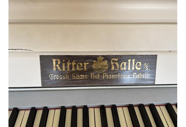 Ritter Halle piano, wit, functioneert goed, lang niet gestemd maar geen ontstemde tonen. - IMG_3108